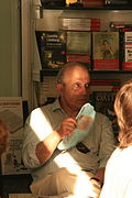 José Antonio Zarzalejos firmando en la Feria del Libro (30 de mayo de 2010, Madrid) 02.JPG
