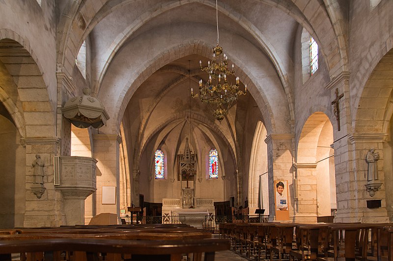 File:Joyeuse-Église Saint-Pierre-Nef-20140522.jpg