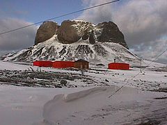 Carlini-basen, med Tres Hermanos (norsk: Tre brødre) i bakgrunnen.