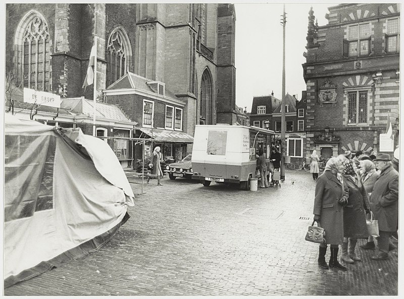 File:Kar van de Smulboetiek voor de Vleeshal en de Vishal, ziende naar de Lepelstraat en Spekstraat.JPG