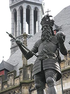 Statue Karls des Großen am Karlsbrunnen vor dem Aachener Rathaus