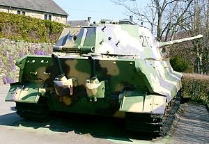 Корма танка «Тигр II» (представлена машина из экспозиции военного музея в Ла-Глезе, Бельгия)