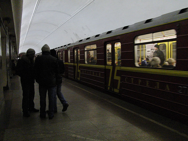 File:Krasnaya strela (Red arrow) train at Chistye Prudy station (Метропоезд Красная стрела на станции Чистые Пруды) (4473036542).jpg