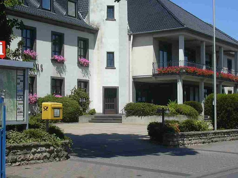 File:Kreuzau Rathaus.JPG