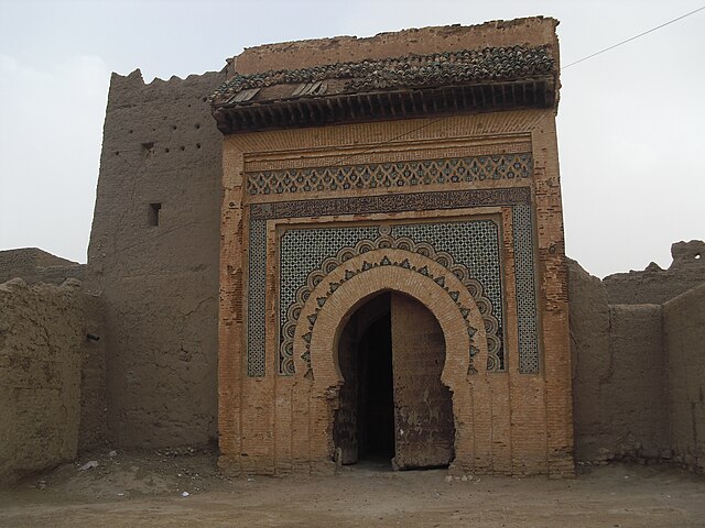 A porta Bab Jdid do alcácer Ksar Lamaarka (ou El Marka), situado a menos de 10 km a sul de Aoufous
