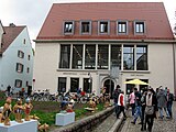 Kunstmarkt in der oberen Altstadt in Freiburg vor dem neu erbauten Andlauschen Haus