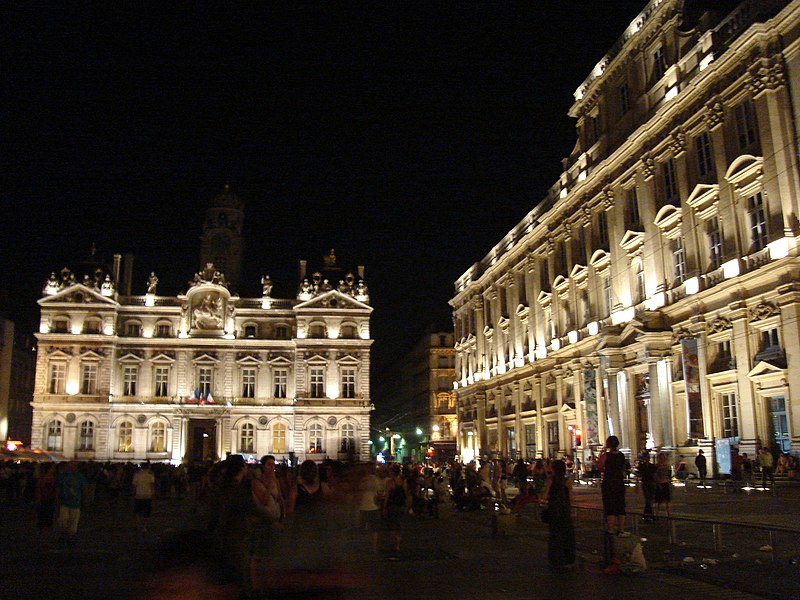 File:La Place des Terreaux de nuit.JPG - Wikimedia Commons