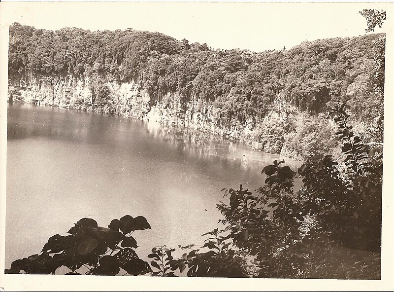 Fichier:Lac Lalolalo (Wallis) - 1964 (2).jpg