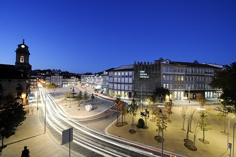 File:Largo do Toural (reabilitado).jpg