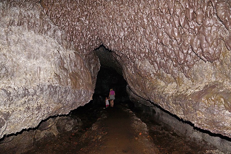 File:Lava Tube at Ka'eleku Caverns on Maui in Hawaii.jpg