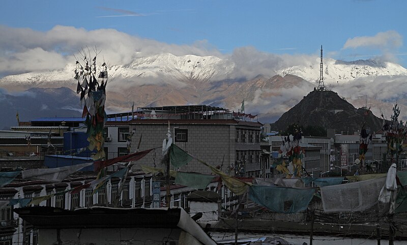 File:Lhasa-von Yakhotel-06-beschneite Berge-Chagpori Ri-2014-gje.jpg