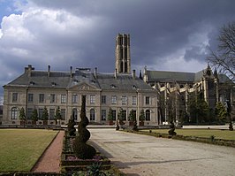 Musée de l'Evêché, voormalig bisschoppelijk paleis, met achteraan de kathedraal