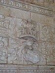 Armas de estilo manuelino, escudo posto à valona, acompanhadas pela esfera armilar e cruz de Cristo. Claustro dos mosteiro dos Jerónimos, século XVI.