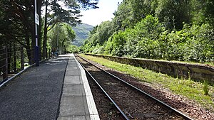 Lochailort temir yo'l stantsiyasi, Highland Council, Shotlandiya. Arisaig.jpg tomon yo'naltirilgan platformalar ko'rinishi