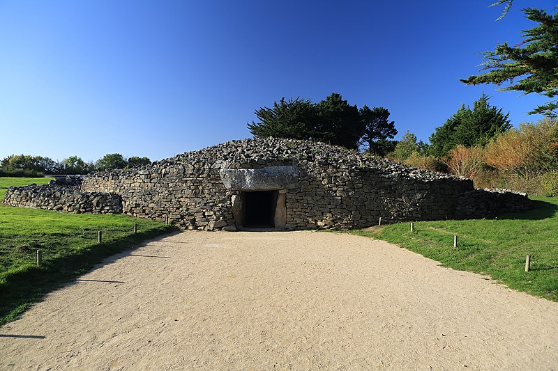 File:Locmariaquer, Tumulus Er Grah - panoramio.jpg