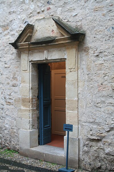 File:Lodève Hotel de Fleury porte intérieure2.JPG