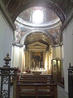 S. Anna dei Lombardi, Cappella d'Avalos. Quasi tutti gli esponenti della famiglia furono sepolti nella cappella d'Avalos. Vittoria Colonna, invece, fu tumulata nella collegiata di Sant'Andrea di Paliano, il marito Fernando Francesco I in San Domenico Maggiore.