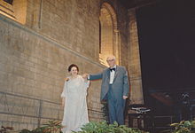 Yvonne Loriod et Olivier Messiaen en costume de scène se tenant par la main, au moment de saluer le public