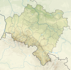 Mapa konturowa województwa dolnośląskiego, na dole znajduje się owalna plamka nieco zaostrzona i wystająca na lewo w swoim dolnym rogu z opisem „Zalew Radkowski”