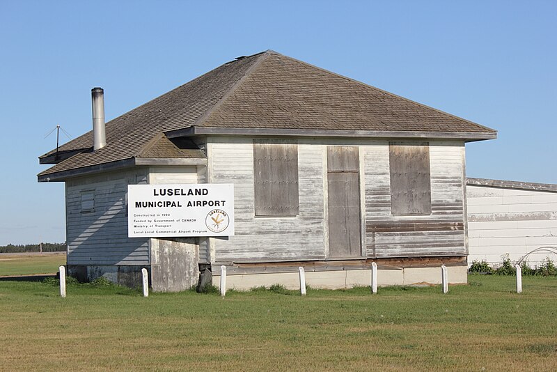 File:Luseland Airport 01.JPG