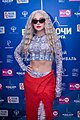 Российская певица Mia Boyka позирует в одежде, которая оголяет её пупок