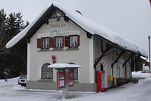 Zweistöckiges Gebäude mit Satteldach im Schnee