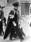 1911年6月11日のガーターセレモニーでガーター騎士団員としてセント・ジョージ・チャペルまで行進するイギリス亡命中の元ポルトガル国王マヌエル2世