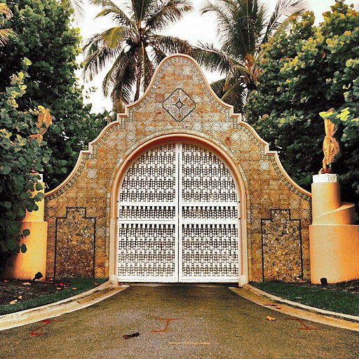 Mar-a-Lago estate gate in Palm Beach, Forida (14606506904)