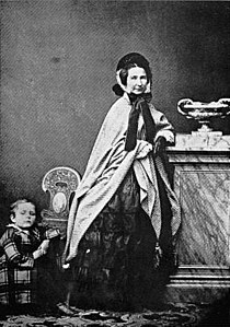 Marie Goegg-Pouchoulin est l'une des pionnières en faveur des droits politiques des femmes en Suisse. Elle vécut entre 1866 et 1868 avec son partenaire, Amand Goegg, à la rue Haute 22 à Bienne.