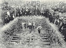 The burial of the victims of the 1896 Brunner Mine disaster Mass grave at Stillwater for Brunner Mine disaster victimes.jpg