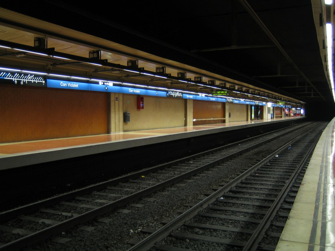 Canning station. Метрополитен Барселоны. Каннам станция метро. Metro line Barcelona. Метро Барселоны фото.