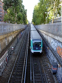 Metro de Paris - Ligne 2 - Colonel Fabien - MF 01.jpg