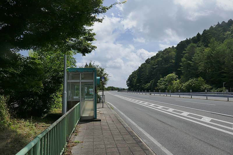 File:Midori busstop upward.jpg