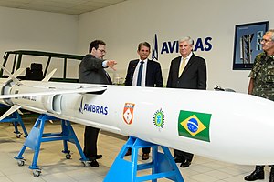 Ministro da defesa Visita Fábrica da AVIBRAS (30956478148).jpg