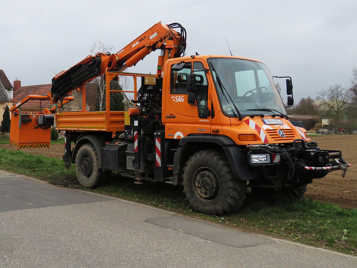 File:Modellauto - Unimog mit Hebebühne - Wikimedia Commons