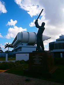 Monumento a Garfield Sobers (máximo ídolo del críquet barbadense) en el acceso al estadio Kensington Oval.