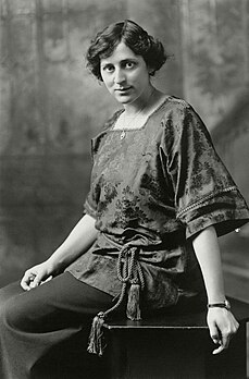 Crystal Eastman, avocate et journaliste américaine, cofondatrice de la Ligue internationale des femmes pour la paix et la liberté, photographiée vers 1915. (définition réelle 1 700 × 2 583)