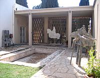 הפאטיו. במרכז: בריכה עם פסיפס עתיק, וברקע פסל של יגאל תומרקין