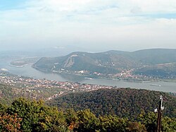 Dunaj v okolí Visegrádu, na levém okraji snímku špička Szentenderského ostrova