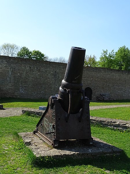 File:Narva Castle Cannon 02.jpg