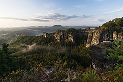 51. Platz: Andreas Gräwe mit Nationalpark Sächsische Schweiz zum Sonnenaufgang im Nebel - Blick auf die Basteibrücke davor die Wehlnadel im Hintergrund sieht man den Lilienstein und die Festung Königstein