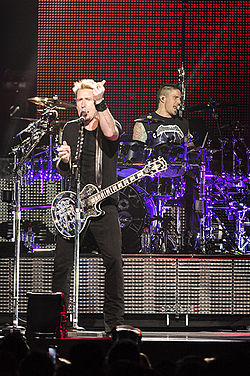 Nickelback esiintymässä vuonna 2012.