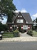 Twee woonhuizen gebouwd in 1937 onder invloed van de Amsterdamse- en Delftse School-architectuur.