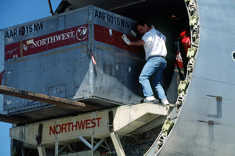 File:Northwest Airlines Boeing 747 being off loaded is greeted at Grand Forks Air Force Base with a welcoming committee of signs, media of all categories, the Salvation Army, and Brigadi - DPLA - 489e32d2ec49ce7bf09f3873c7e1a93c.jpeg