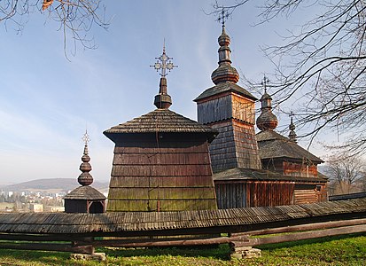 Дзвіниця церкви (на передньому плані)