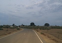 Die pad tussen Nowinski en Karaoelnoje