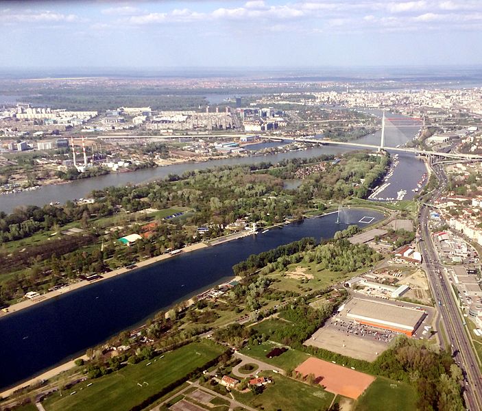 File:Novo Beograd - ada ciganlija and Cukarica - Banovo Brdo IMG 1758.jpg