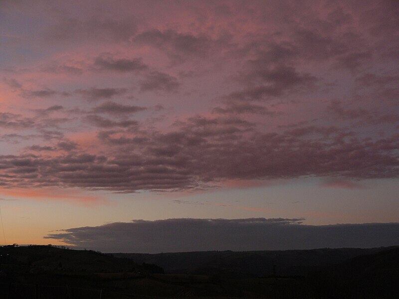 File:Nuages roses et noir.JPG