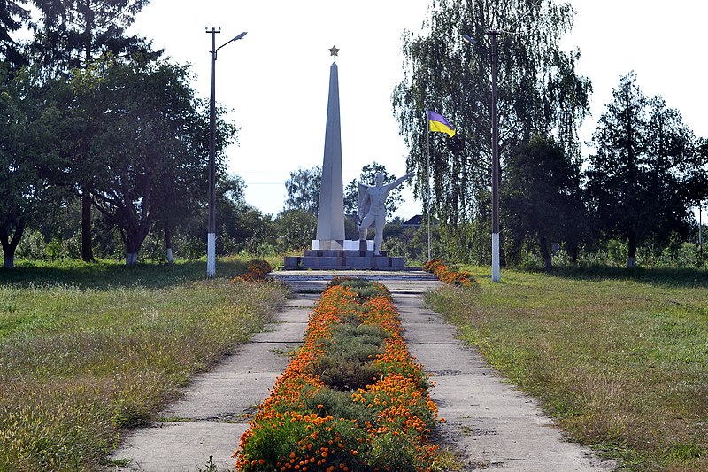 File:Nuino Kamin-Kashyrskyi Volynska-monument to the countryman built in 1974-general view.jpg