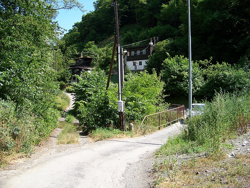 File:Ohrobecké údolí, brod a most u zastávky Jarov.jpg
